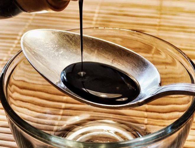 水解液,再通过各种添加剂,将性状和味道都尽量向传统的酿造酱油靠拢